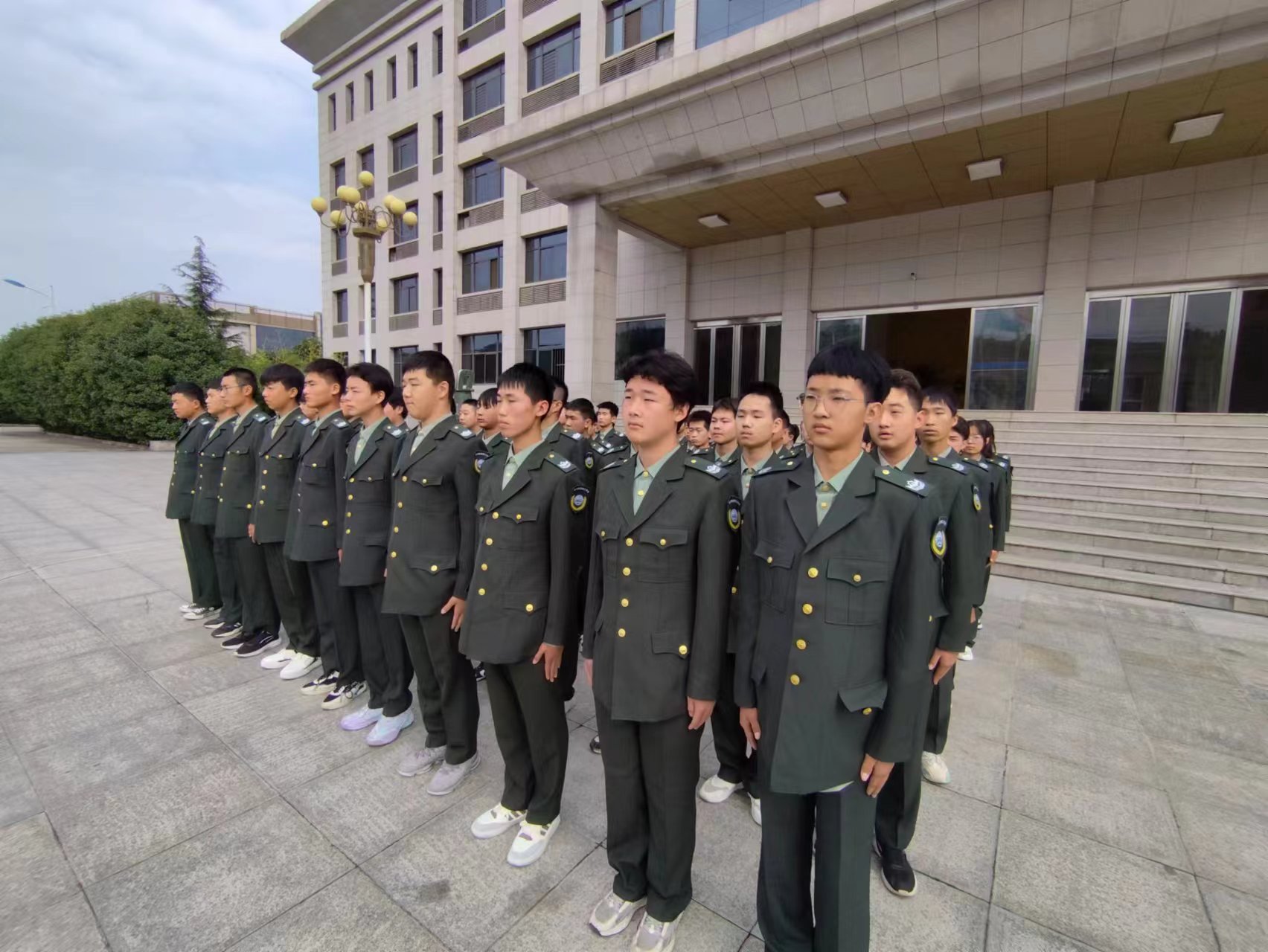 【身着新校服·奋斗正青春】——陕西防务技工学校举行23级新生着装仪式